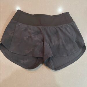 women’s lulu lemon hotty hot shorts 4 in mid rise sz 6